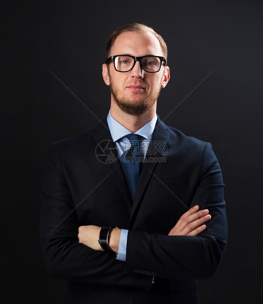 商业,人,风格上族的穿西装的商人黑色背景的眼镜图片