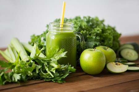 健康的饮食,食物,饮食素食的璃罐杯子与绿色果汁,水果蔬菜木桌上图片