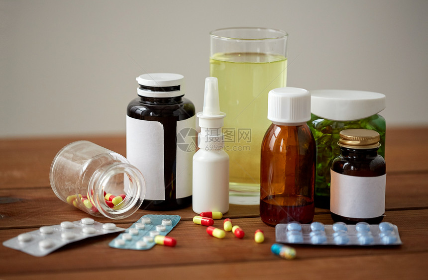 医疗保健,药物药物药丸,鼻喷雾剂,解热糖浆璃木桌上图片