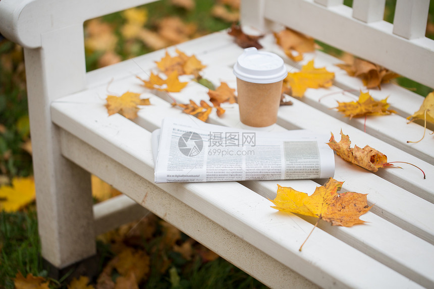 季节新闻报纸咖啡杯秋天公园的长凳上秋天公园长凳上的报纸咖啡杯图片