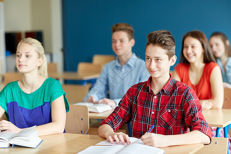 教育学人的群学生学校上课时带着书笔记本图片