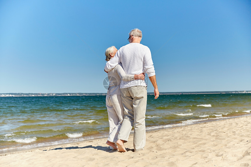 家庭,龄,旅游,旅游人的快乐的老夫妇拥抱夏季海滩图片