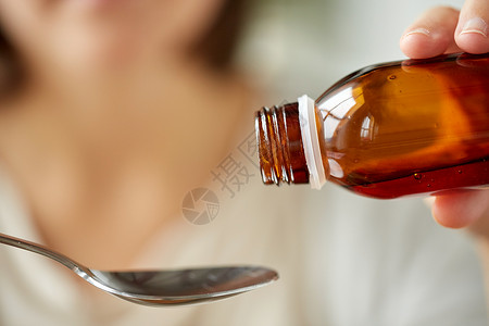 医疗保健,人医学妇女倒药退热糖浆瓶匙图片