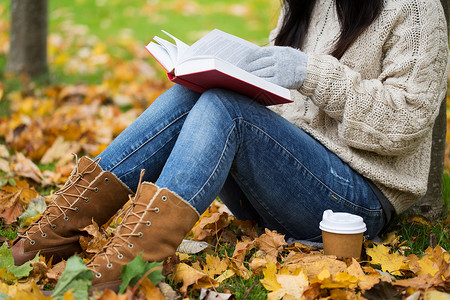 季节,文学,教育人的密切轻妇女阅读书籍喝咖啡纸杯秋季公园图片