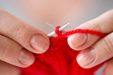 人们针线活的密切妇女的手编针红纱用针头纱线编的手背景图片