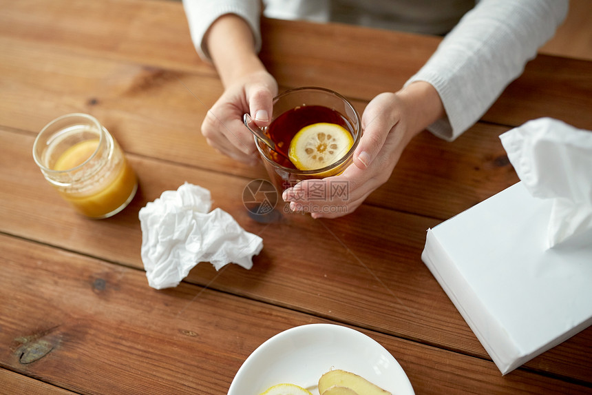 健康,传统医学民族科学的密切生病的妇女喝茶与柠檬,蜂蜜,生姜用纸纸巾木桌上图片
