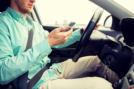 交通,商务旅行,技术人的接近轻人与智能手机驾驶汽车图片