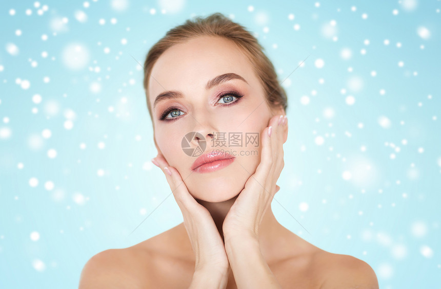 美丽,人,冬天身体护理的美丽的轻女人的脸手蓝色的背景雪图片