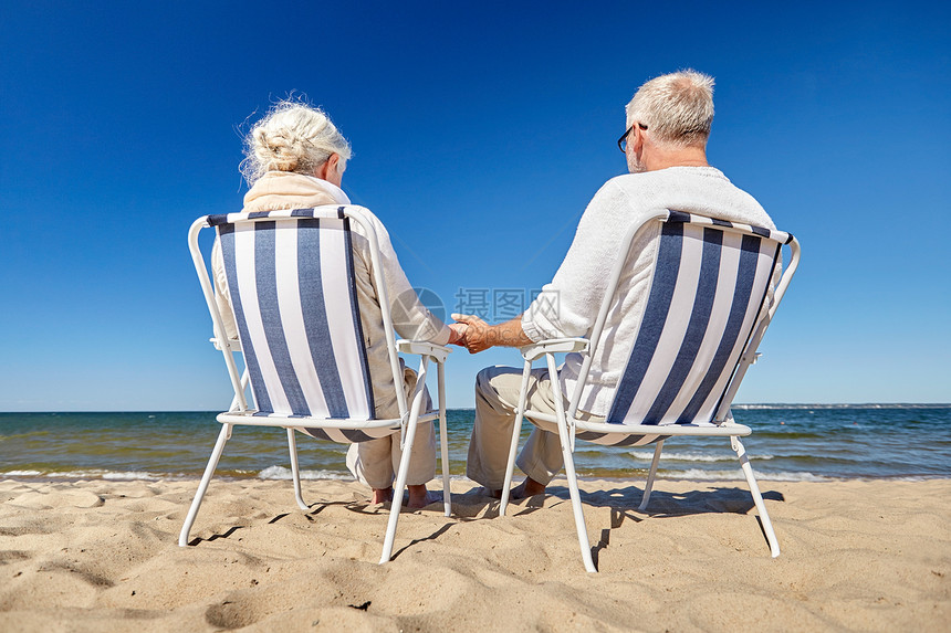 家庭,老,旅游,旅游人的快乐的老夫妇坐甲板椅子上的夏季海滩图片