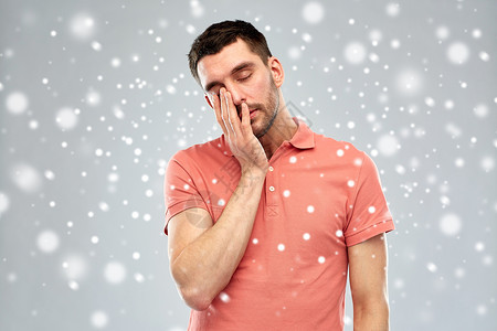 疲劳,压力,冬天,诞节人们的疲倦困倦的轻人雪地上灰色的背景图片