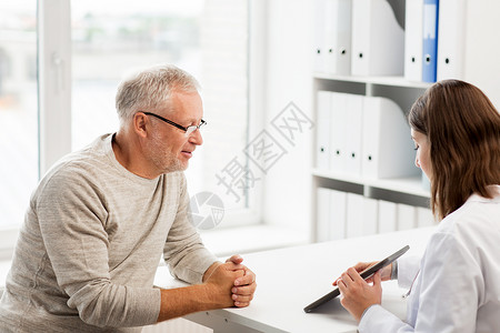 医学,龄,保健人的老人医生与平板电脑电脑医院的医疗办公室会议图片