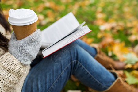 季节,技术人的轻妇女阅读书籍喝咖啡纸杯秋季公园图片