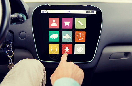 车辆图标运输,驾驶,技术,媒体人的男手与虚拟应用图标汽车计算机屏幕上背景
