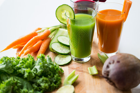 健康的饮食,饮料,饮食排眼镜与同的水果蔬菜汁食物桌子上背景图片