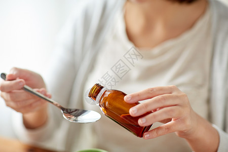 医疗保健,人医学妇女倒药退热糖浆瓶匙图片