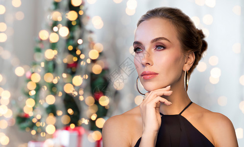 诞节,人,奢侈品,珠宝时尚美丽的黑人妇女戴着钻石耳环戒指假日灯光背景图片