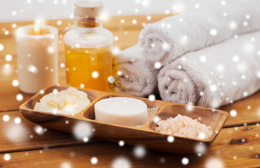 美容,水疗,身体护理,天然化妆品沐浴肥皂与喜马拉雅盐与擦洗木碗按摩油桌子上的雪图片