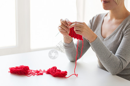 人们针线活的女人用针红纱编的手女人用针纱线编高清图片