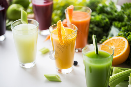 健康饮食,饮料,饮食排眼镜与同的水果蔬菜汁食物桌子上背景图片