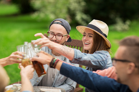 休闲,假日,人,圆庆祝的快乐的朋友叮当眼镜庆祝夏季花园聚会图片