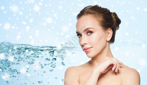 护肤,人,保湿美丽的美丽的轻女人脸上的水溅泡泡蓝色的背景雪图片