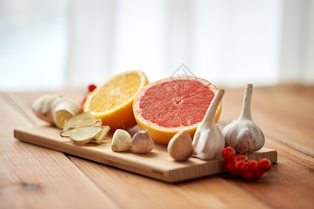 传统医学,烹饪民族科学橙色,柚子与生姜大蒜木板上图片
