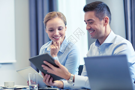 商业,人技术微笑的商业队与平板电脑电脑会议办公室图片