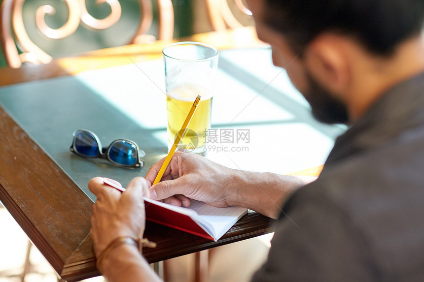 人,灵感,自由职业者休闲近距离的人与啤酒写作笔记本酒吧酒吧图片