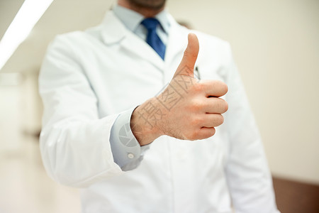医疗保健,手势,人医学医院走廊的医生医生的特写竖大拇指图片