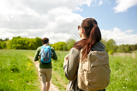 旅行,徒步旅行,背包旅行,旅游人的夫妇与背包沿着乡村道路行走图片