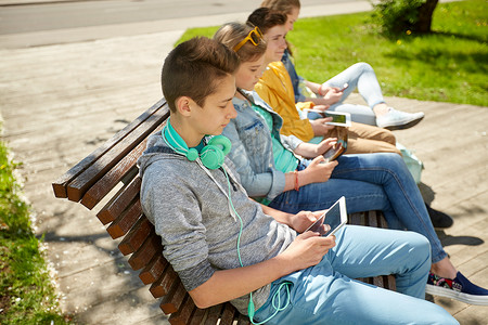 技术,互联网人的快乐的青少男孩与平板电脑耳机户外图片