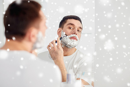 美容,冬天,诞节人们的轻人看着镜子剃须胡须与手动剃须刀刀片家里浴室雪图片