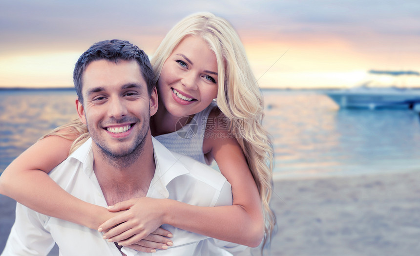 暑假,假期,约会旅游快乐的夫妇热带海滩背景下玩得很开心图片
