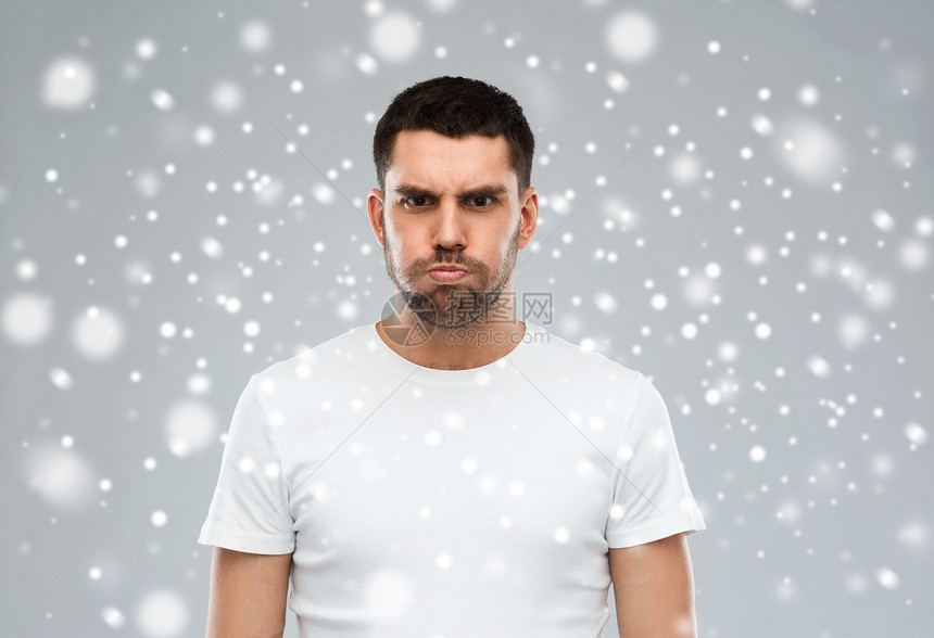 情感,冬天,诞节人的男人趣的愤怒的脸雪上灰色的背景图片