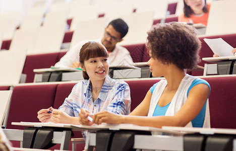 教育,高中,大学,学人的群国际学生演讲厅交谈图片