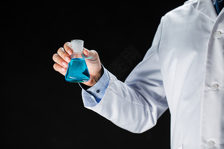 科学,化学,研究人的密切科学家手测试瓶与化学黑色背景图片