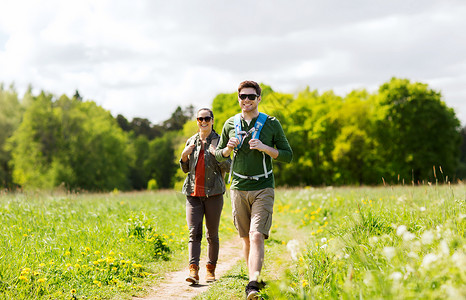 旅行,徒步旅行,背包旅行,旅游人的幸福的夫妇与背包步行沿乡村道路户外图片