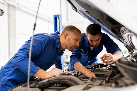 汽车服务,维修,维护人的技工与扳手修理汽车发动机车间图片
