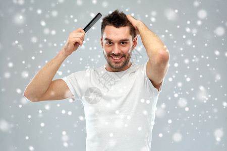 美丽,修饰,冬天,诞节人们的微笑的轻人灰色背景上用梳子雪地上刷头发快乐的人雪地上用梳子梳头发背景图片