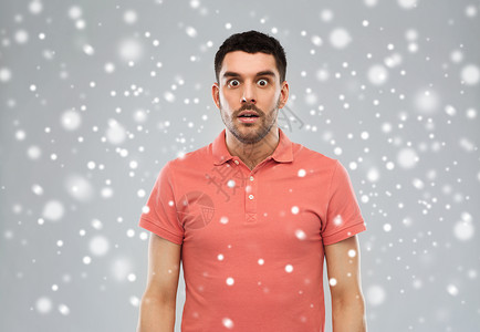 情感,冬天,诞节人们的惊讶的男人雪地上的灰色背景图片
