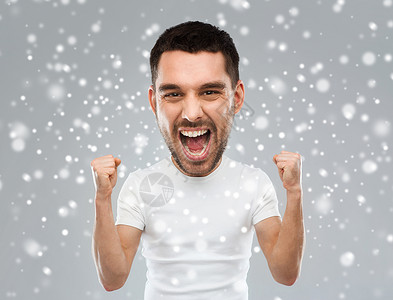 趣的T恤情感,手势,冬天,诞节人们的愤怒的轻人庆祝胜利尖叫趣的卡通风格人物与大头雪地上的灰色背景背景