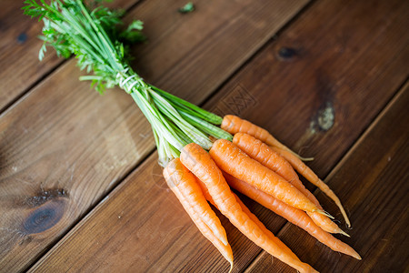 健康的饮食,食物,节食素食的把胡萝卜放木桌上图片