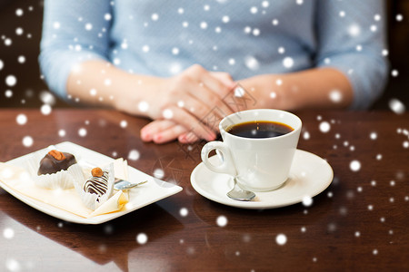 饮料,食物,人,诞节冬天的妇女的手与咖啡杯甜点雪地上图片