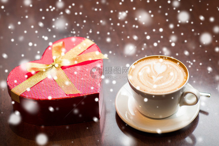 假日,情人节,爱饮料的礼品盒咖啡杯桌子上的雪图片