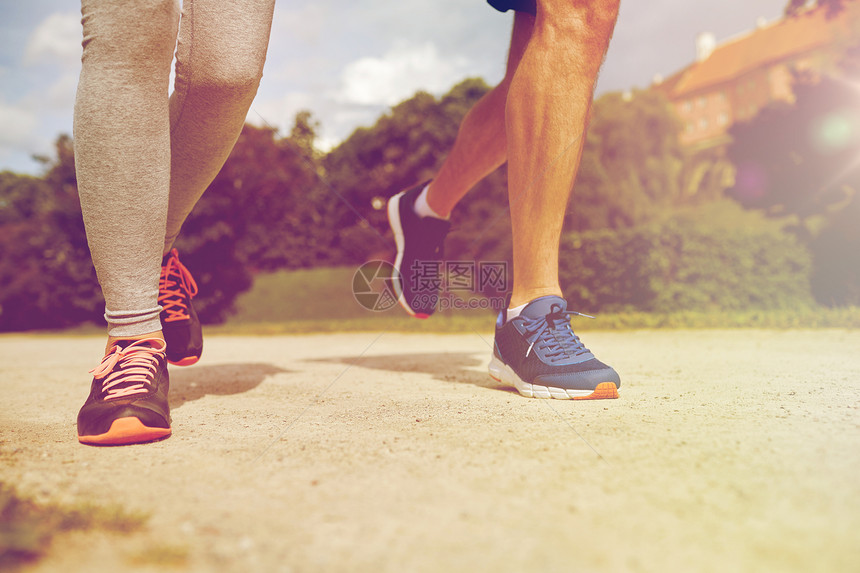 健身,运动,友谊,人生活方式的亲密的夫妇户外跑步图片