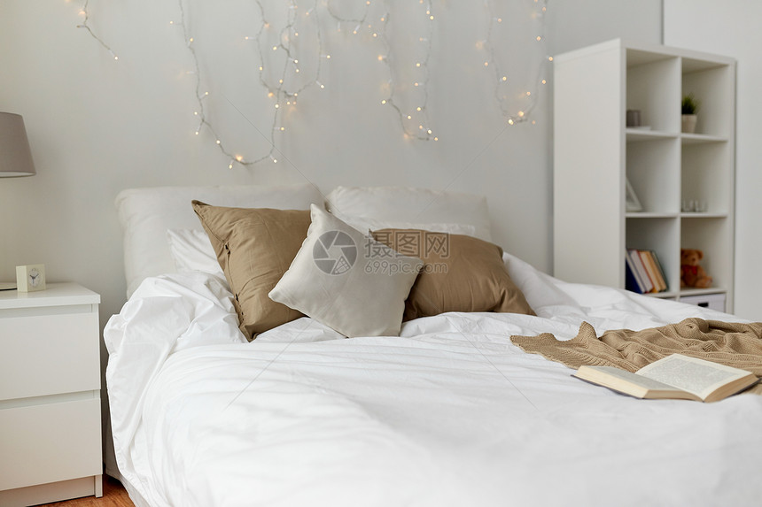 舒适,室内假日的舒适的卧室与床诞花环家里图片