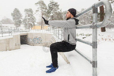 健身,运动,人,锻炼健康的生活方式轻人冬天篱笆上蹲下热身图片