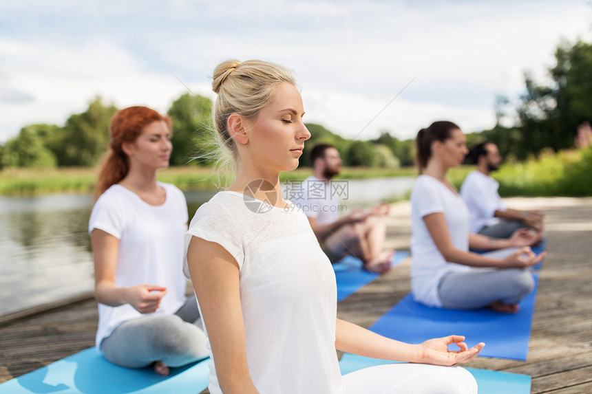 健身,运动,瑜伽健康的生活方式群人冥想莲花姿势河流湖泊泊位图片