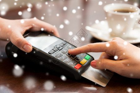 人,金融,支付,技术消费主义的服务员持信用卡阅读器客户的手输入密码咖啡馆雪图片