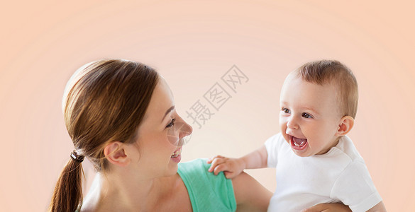 家庭,孩子父母的快乐的微笑轻母亲与小婴儿超过米色背景图片
